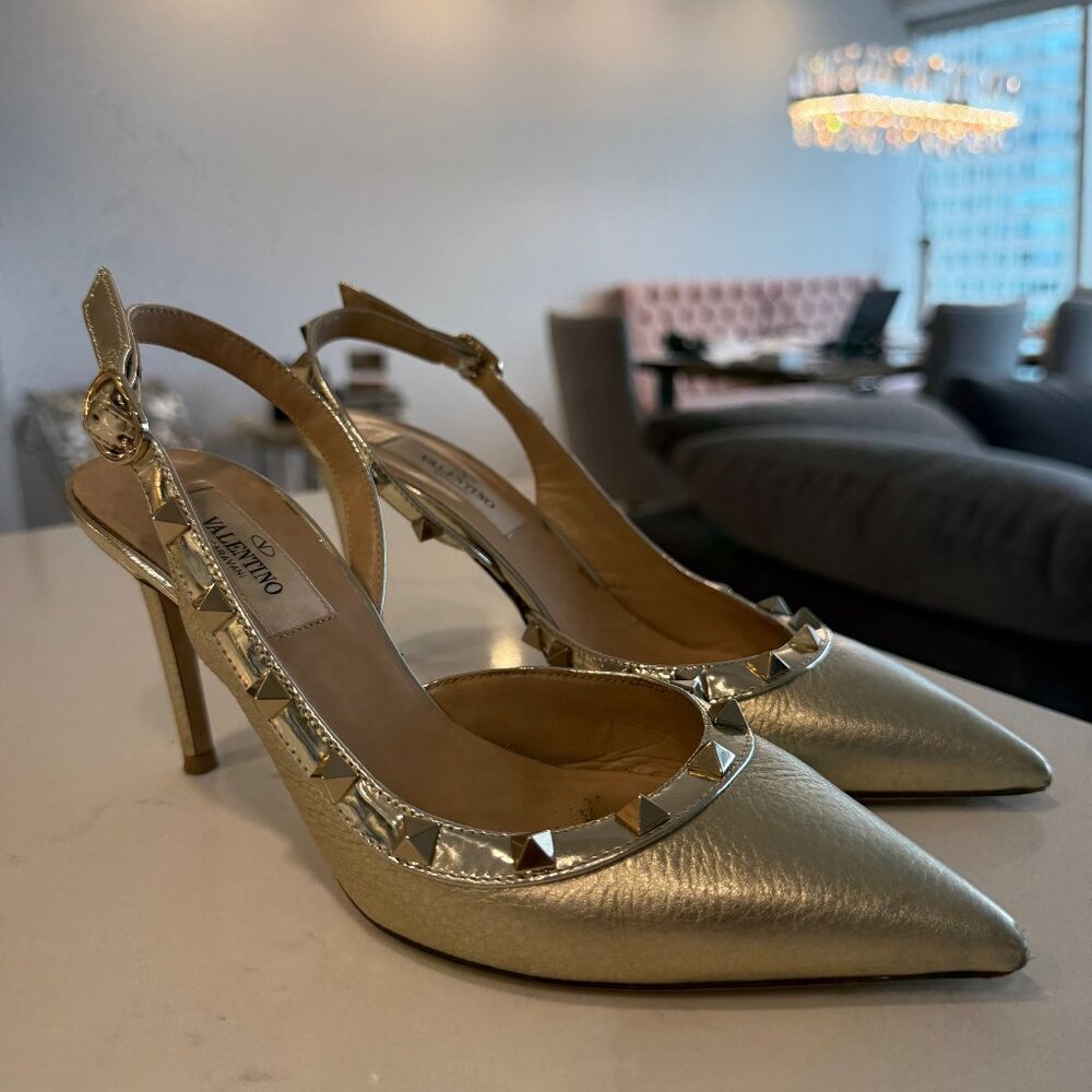 Valentino Gold Pumps with Rockstuds Size 6